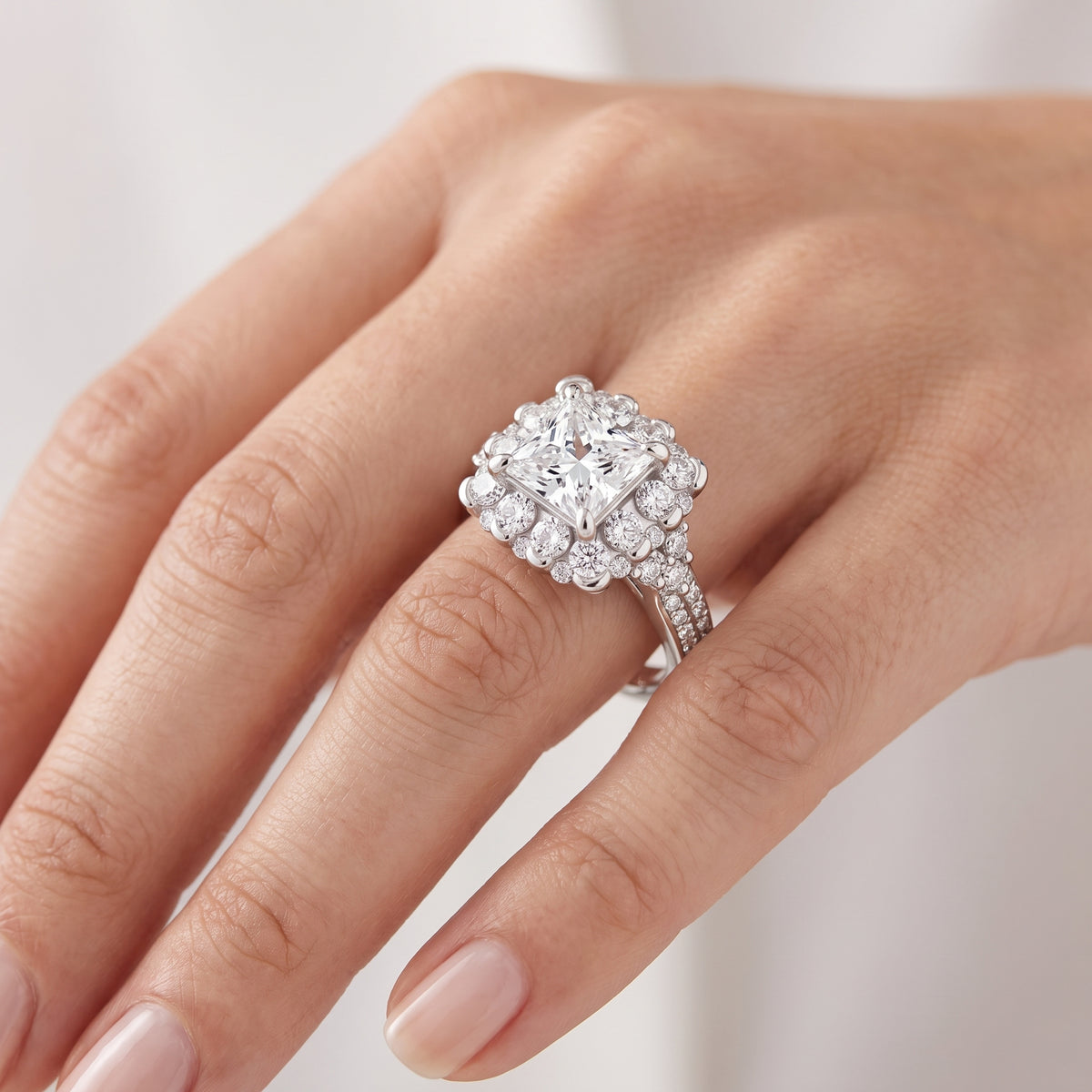 _lifestyle_image@SKU:R1108-LADP02000004W #metal_10k-white-gold+origin_lab-grown+quality_g-si