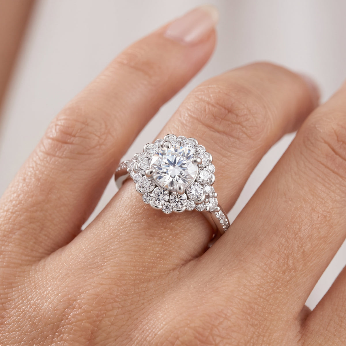 _lifestyle_image@SKU:R1108-LADR01000004W #metal_10k-white-gold+origin_lab-grown+quality_g-si