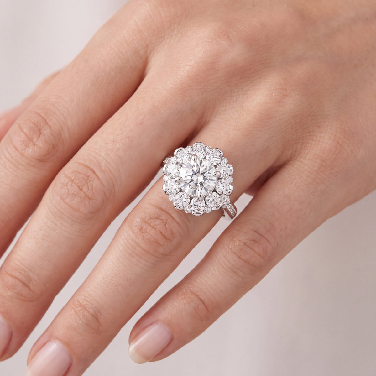_lifestyle_image@SKU:R1108-LADR02000004W #metal_10k-white-gold+origin_lab-grown+quality_g-si
