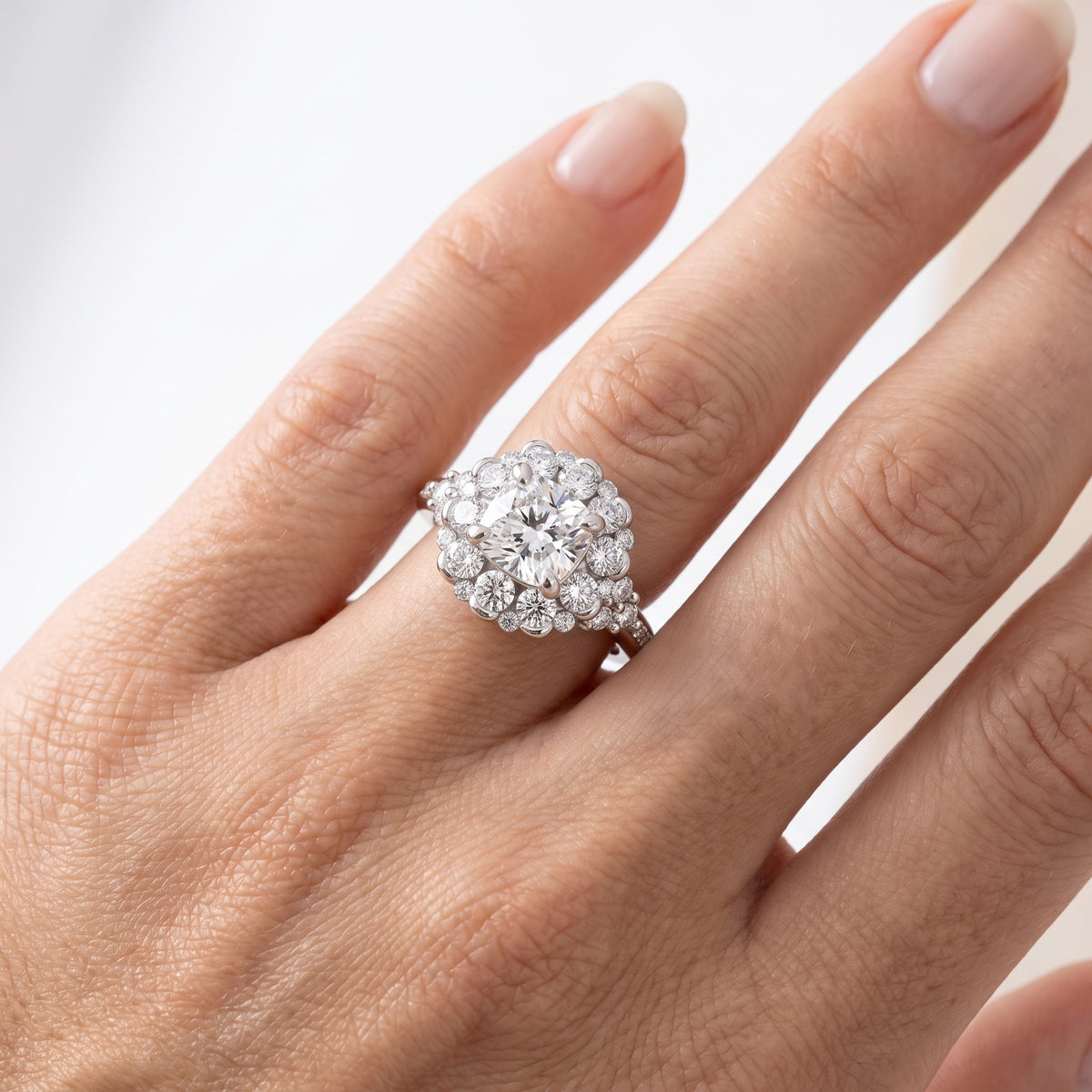 _lifestyle_image@SKU:R1108-NADC01000004W #metal_14k-white-gold+origin_lab-grown+quality_ef-vs2+