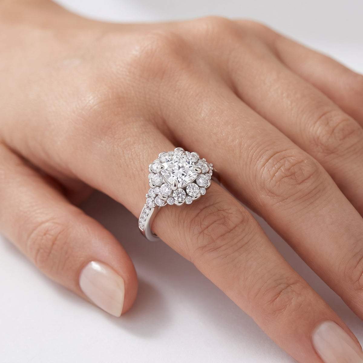 _lifestyle_image@SKU:R1108-NADC0100000PL #metal_platinum+origin_lab-grown+quality_ef-vs2+