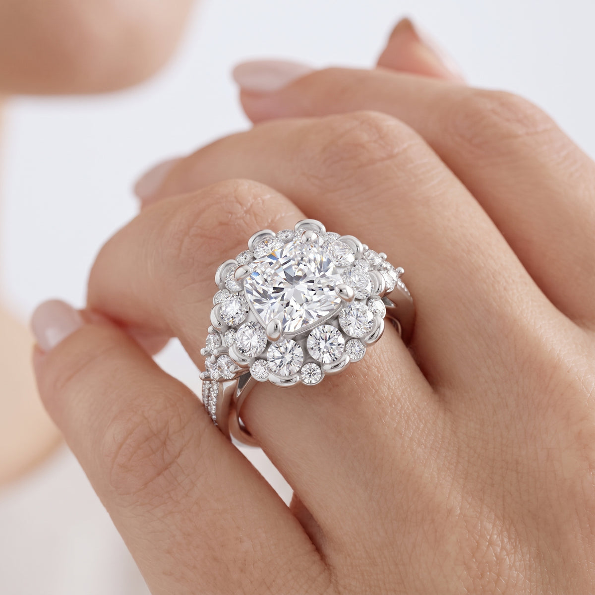 _lifestyle_image@SKU:R1108-NADC02000004W #metal_14k-white-gold+origin_lab-grown+quality_ef-vs2+