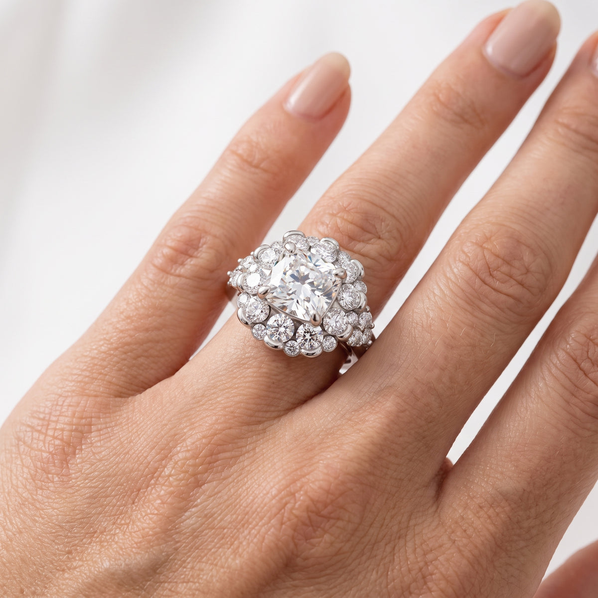 _lifestyle_image@SKU:R1108-NADC0200000PL #metal_platinum+origin_lab-grown+quality_ef-vs2+