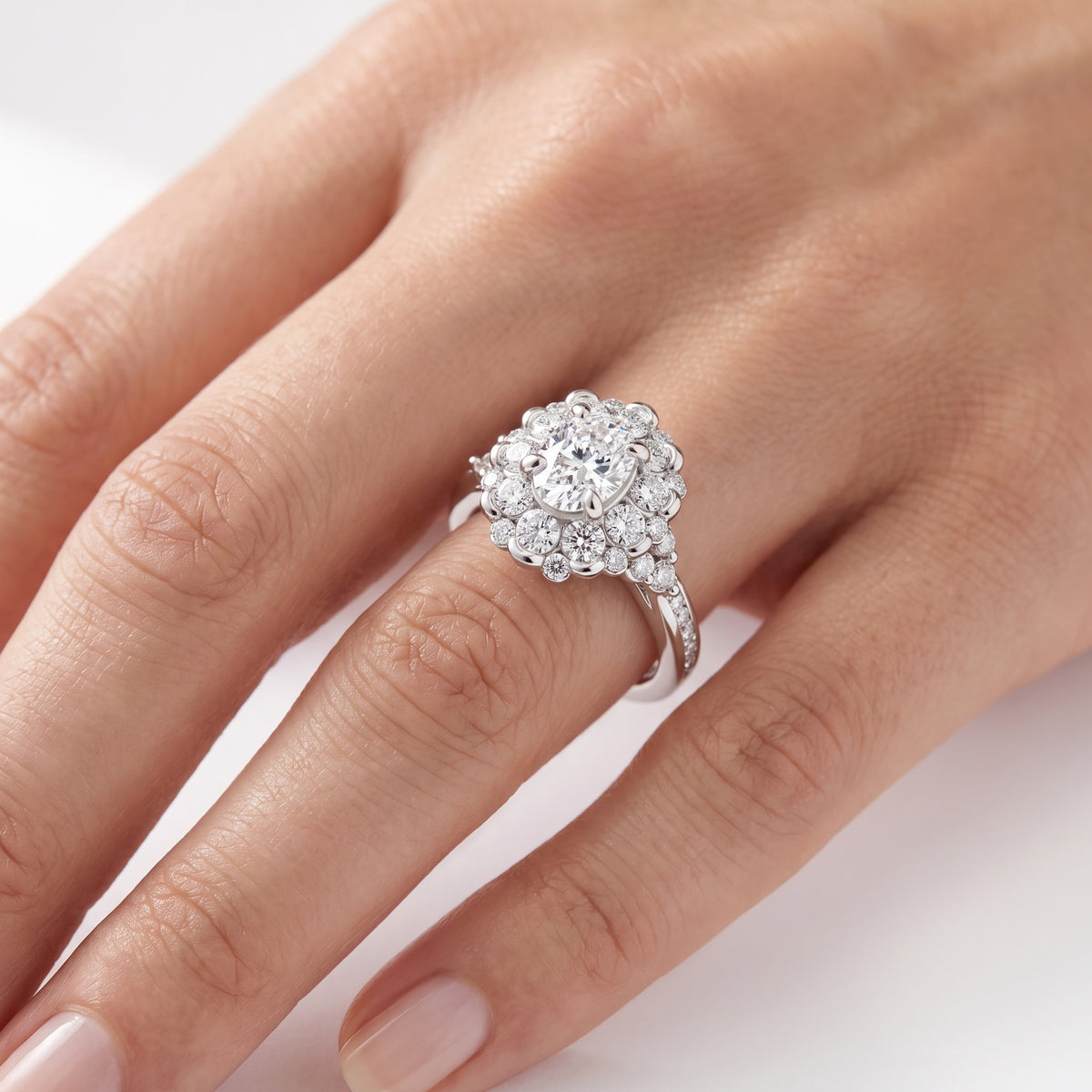 _lifestyle_image@SKU:R1108-NADO01000004W #metal_14k-white-gold+origin_lab-grown+quality_ef-vs2+