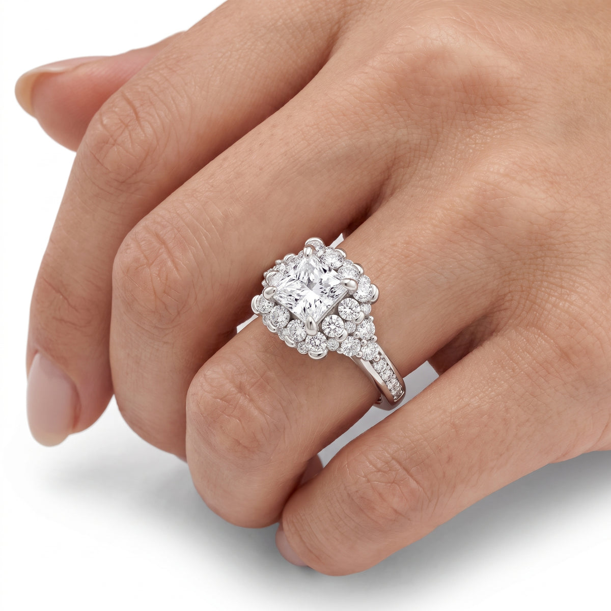 _lifestyle_image@SKU:R1108-NADP0100000PL #metal_platinum+origin_lab-grown+quality_ef-vs2+