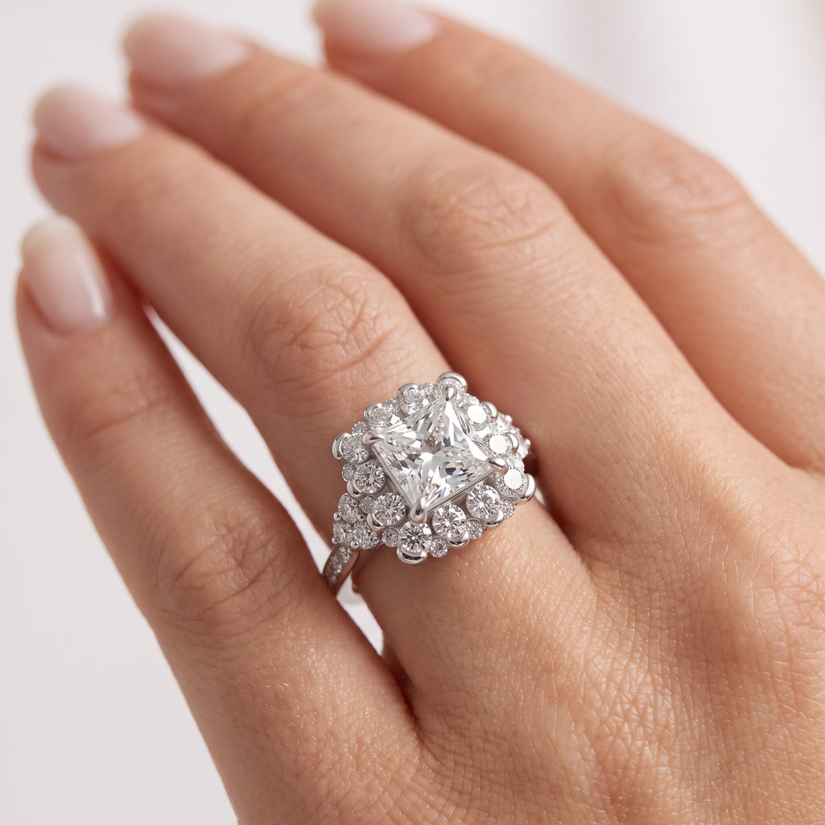 _lifestyle_image@SKU:R1108-NADP02000004W #metal_14k-white-gold+origin_lab-grown+quality_ef-vs2+