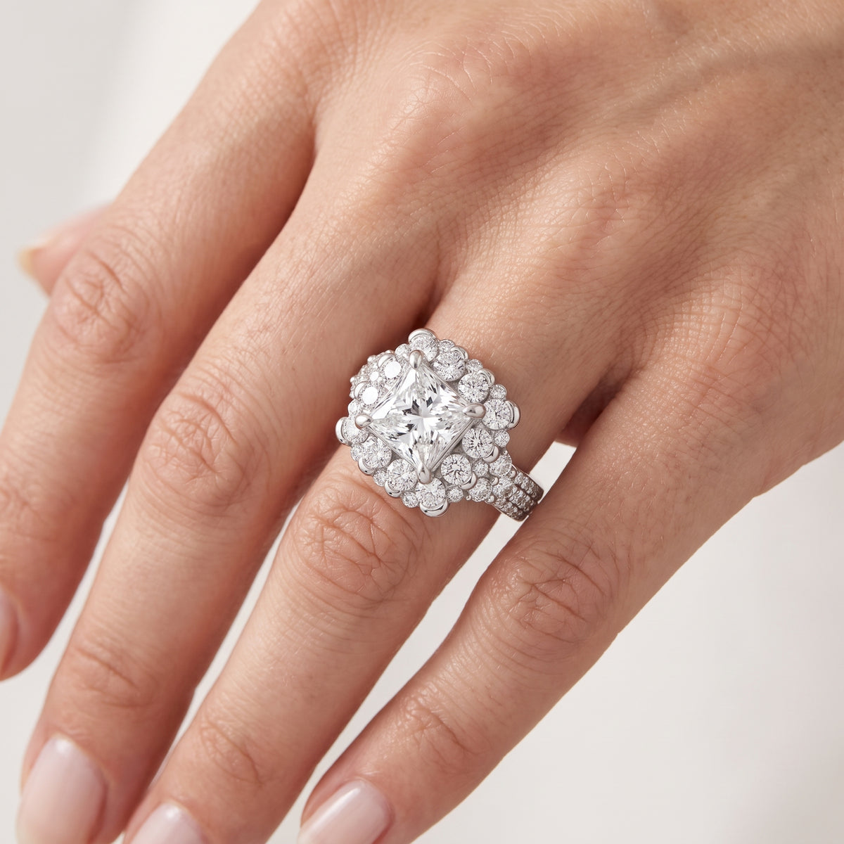 _lifestyle_image@SKU:R1108-NADP0200000PL #metal_platinum+origin_lab-grown+quality_ef-vs2+