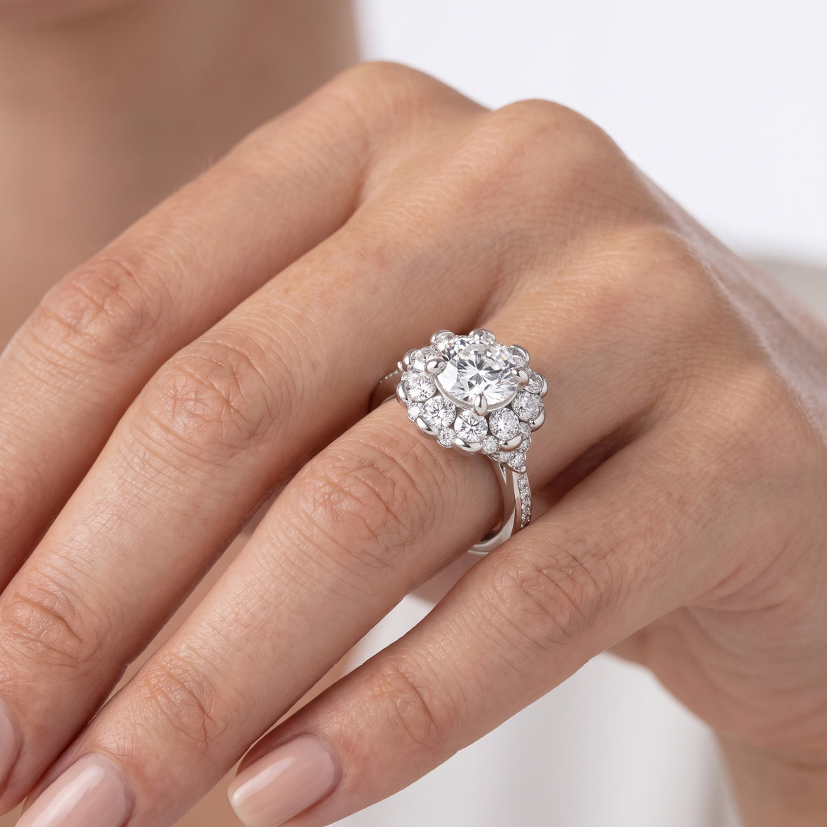 _lifestyle_image@SKU:R1108-NADR0200000PL #metal_platinum+origin_lab-grown+quality_ef-vs2+