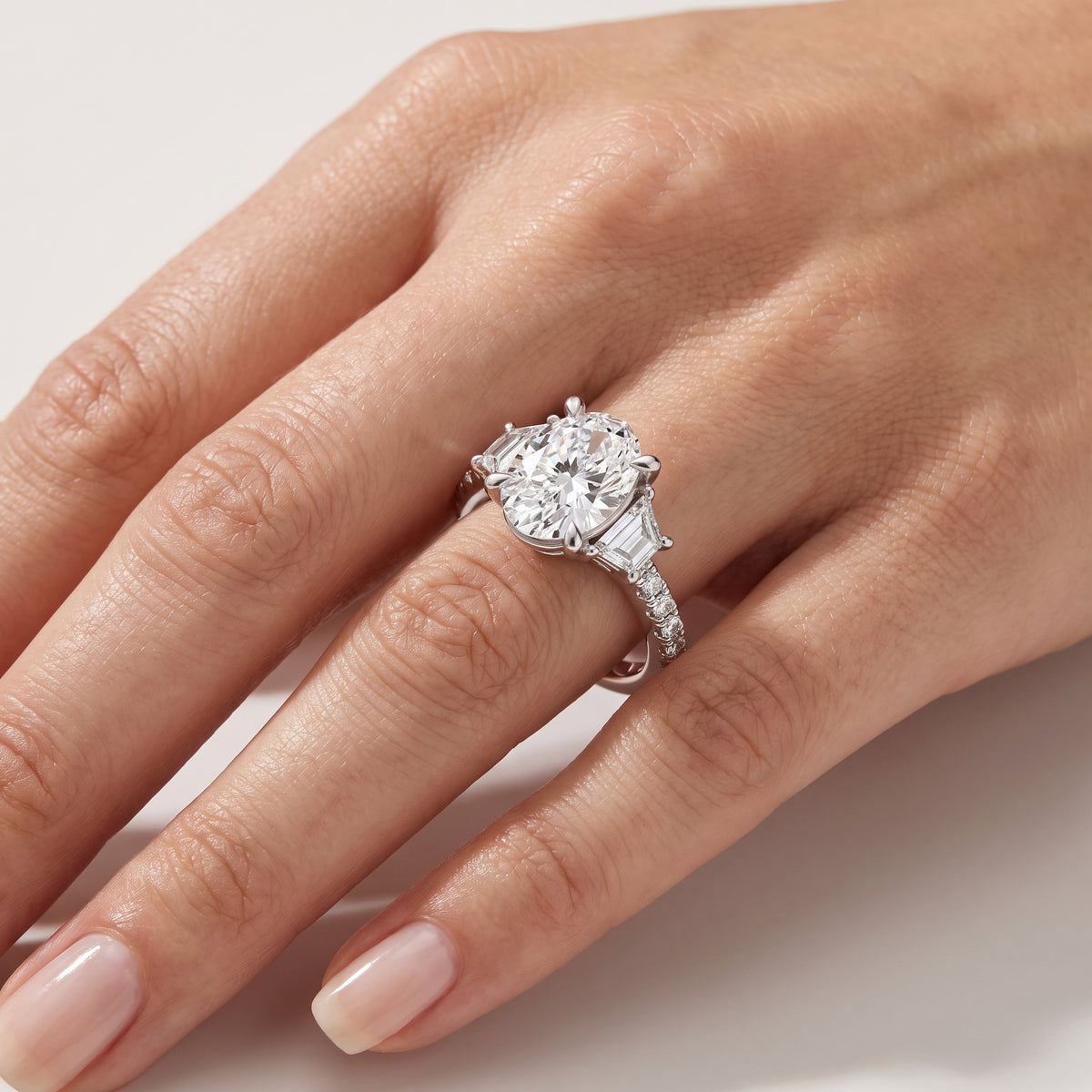 _lifestyle_image@SKU:R1112-LADO02000004W #metal_10k-white-gold+origin_lab-grown+quality_g-si