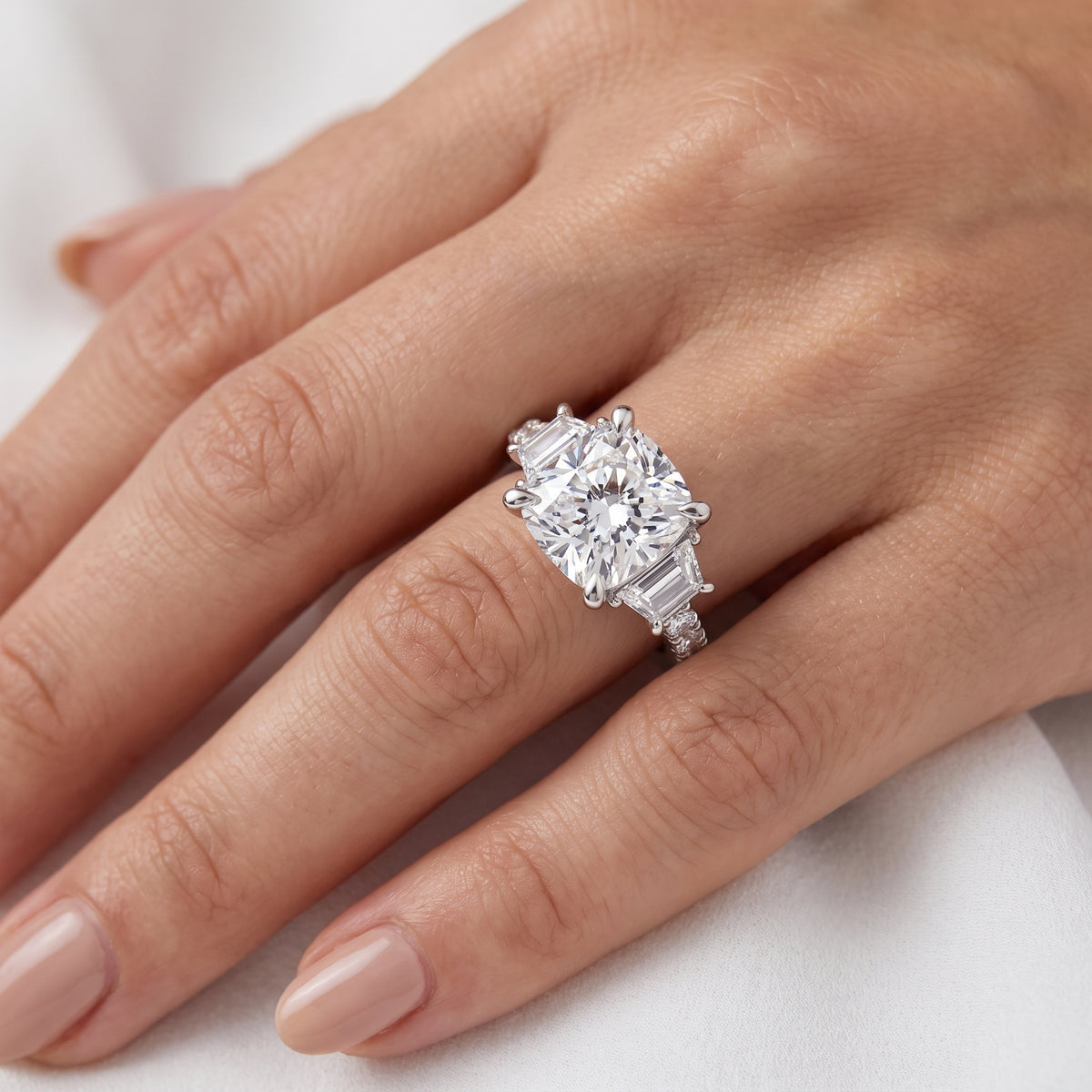 _lifestyle_image@SKU:R1112-NADC02000004W #metal_14k-white-gold+origin_lab-grown+quality_ef-vs2+