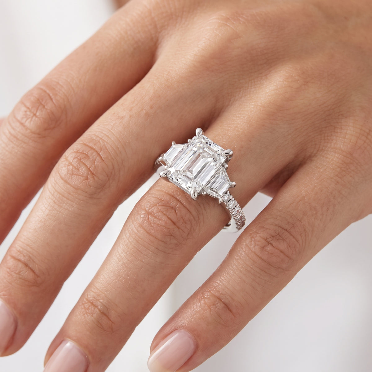 _lifestyle_image@SKU:R1112-LADE02000004W #metal_10k-white-gold+origin_lab-grown+quality_g-si