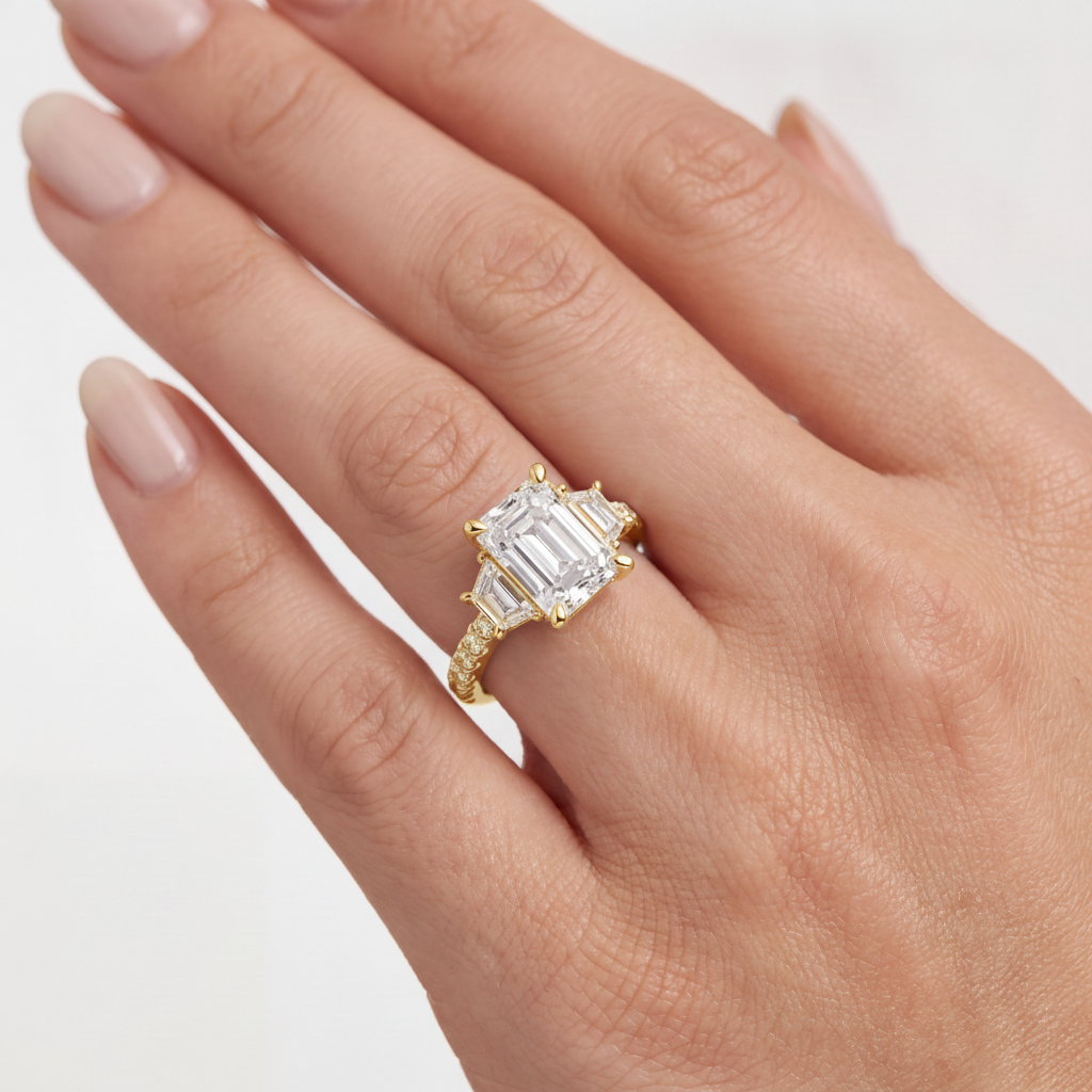 _lifestyle_image@SKU:R1112-NADE02000004Y #metal_14k-yellow-gold+origin_lab-grown+quality_ef-vs2+