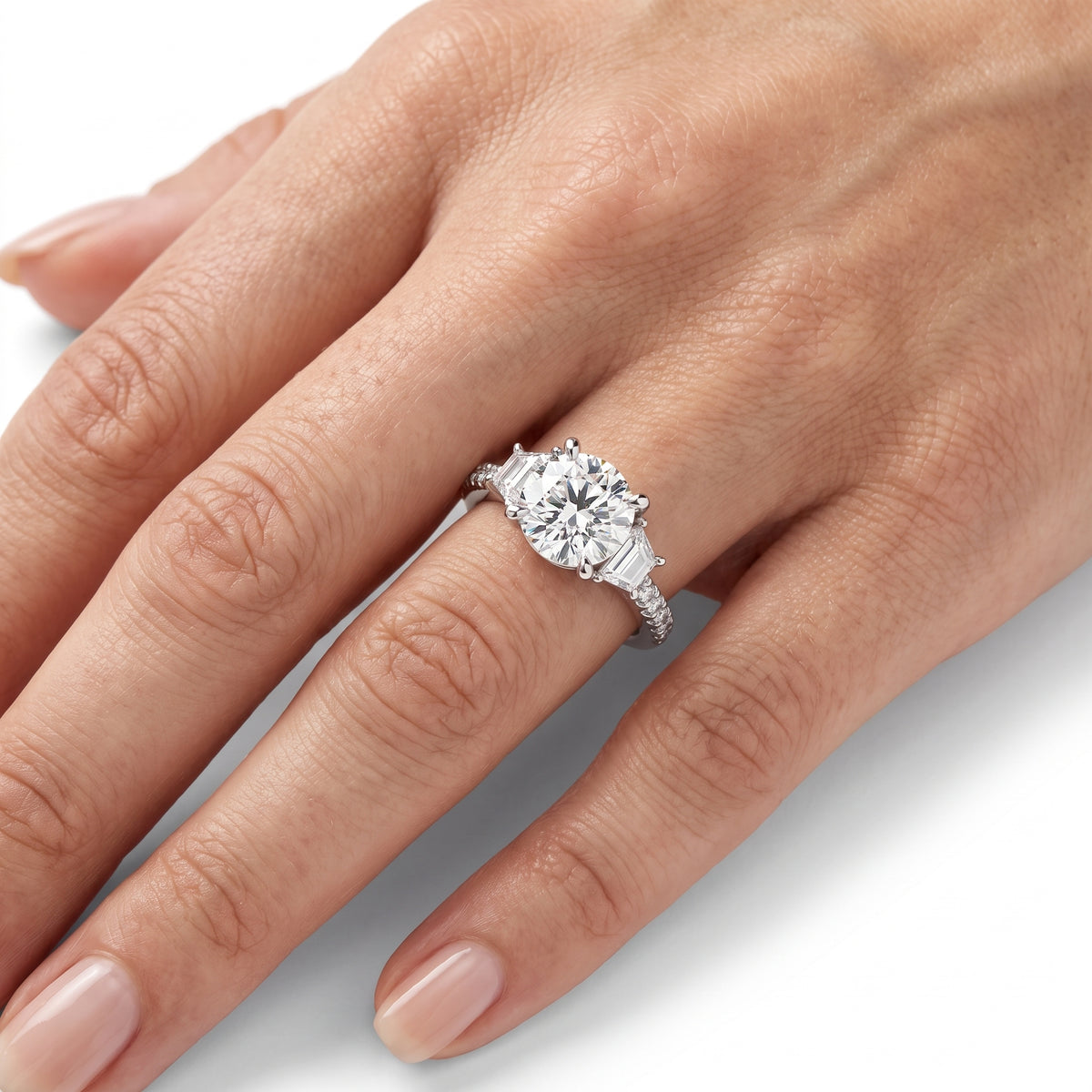 _lifestyle_image@SKU:R1112-NADR0200000PL #metal_platinum+origin_lab-grown+quality_ef-vs2+