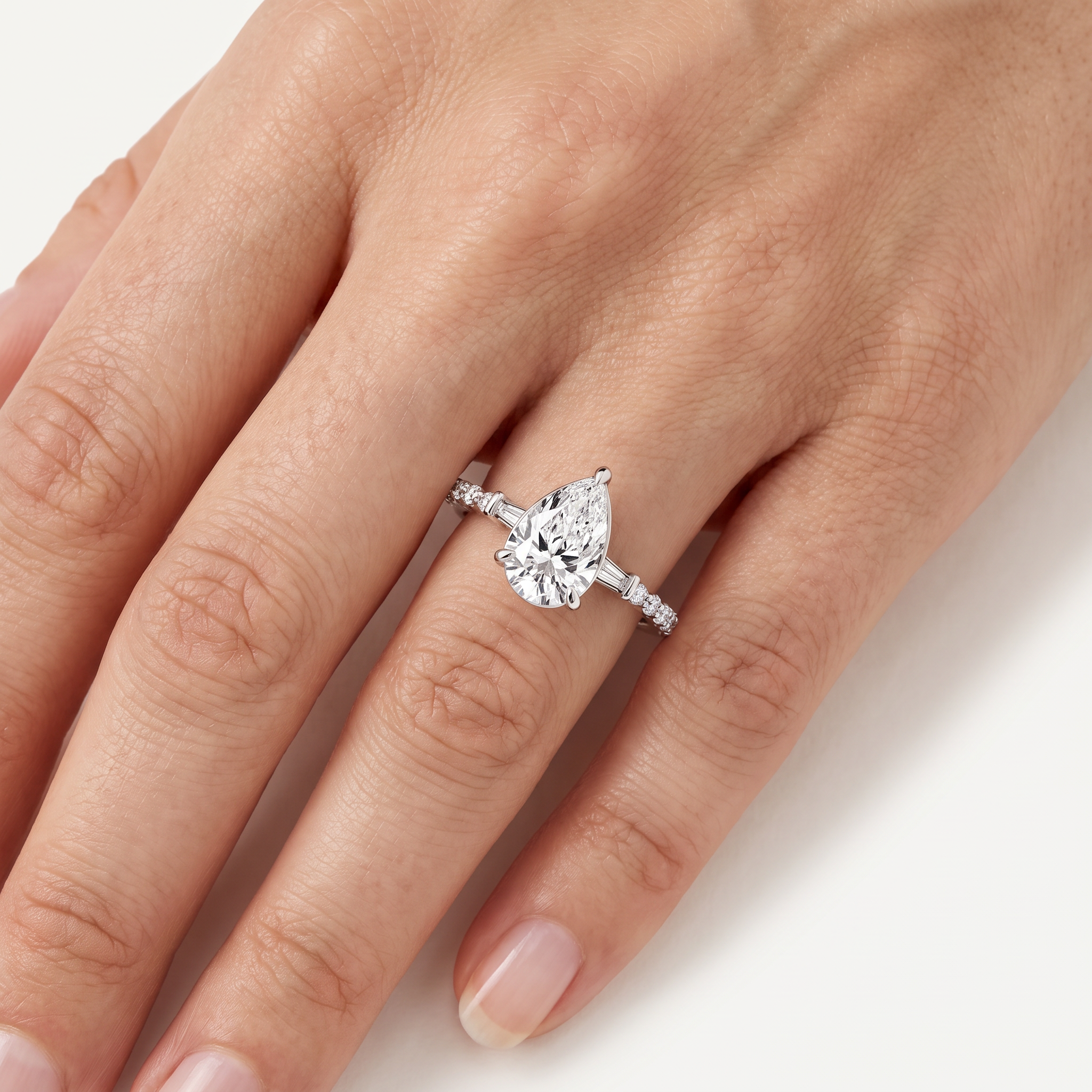 _lifestyle_image@SKU:R1113-NADD0100000PL #metal_platinum+origin_lab-grown+quality_ef-vs2+