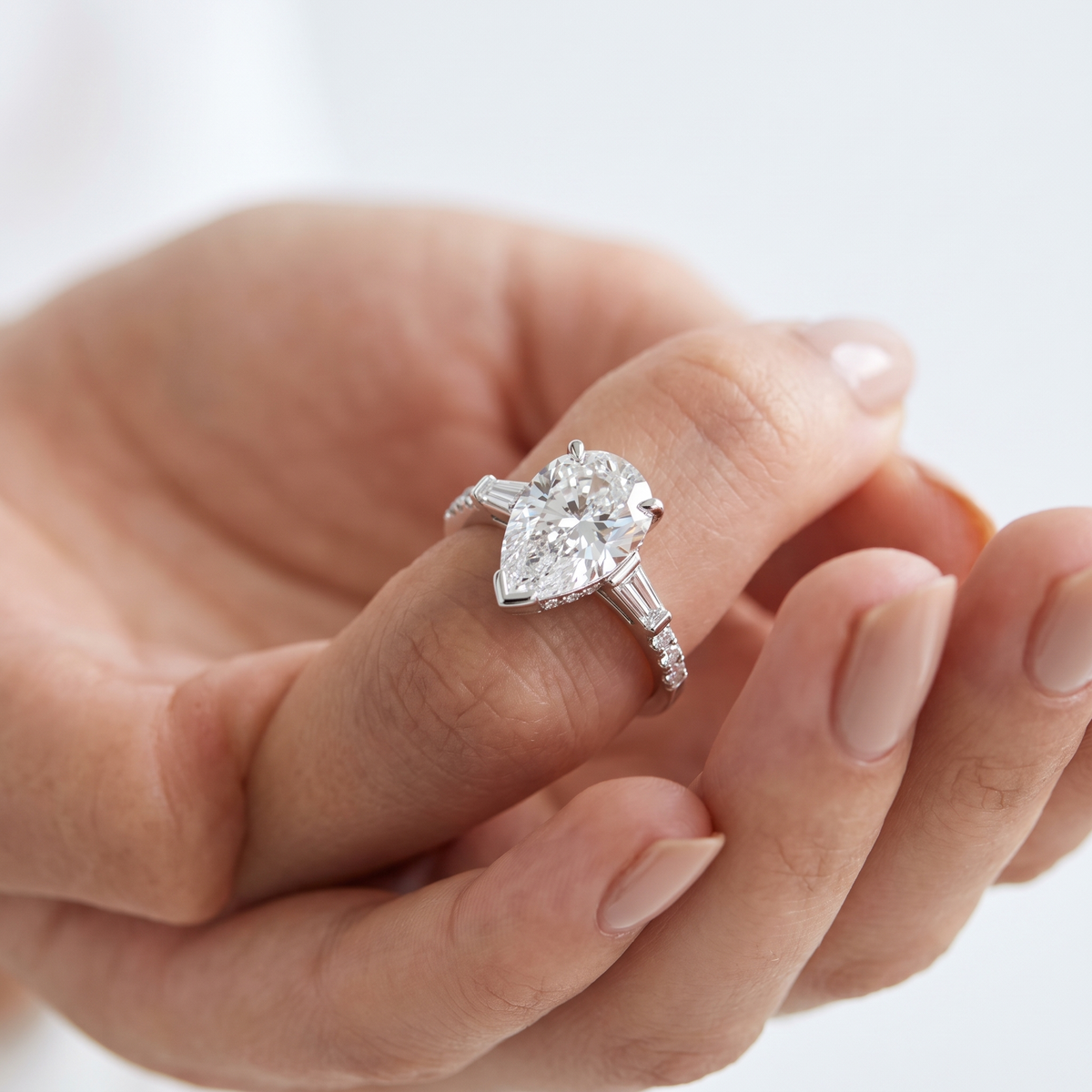 _lifestyle_image@SKU:R1113-LADD02000004W #metal_10k-white-gold+origin_lab-grown+quality_g-si
