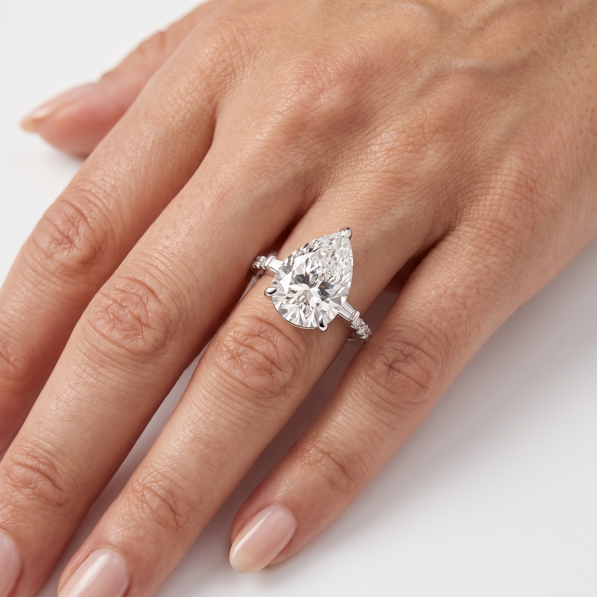 _lifestyle_image@SKU:R1113-LADD03000004W #metal_10k-white-gold+origin_lab-grown+quality_g-si