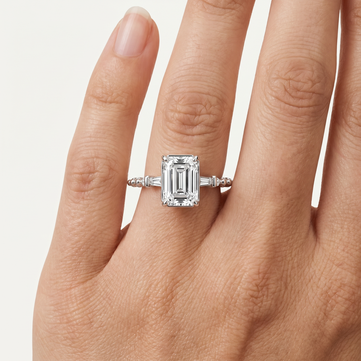 _lifestyle_image@SKU:R1113-LADE01000004W #metal_10k-white-gold+origin_lab-grown+quality_g-si
