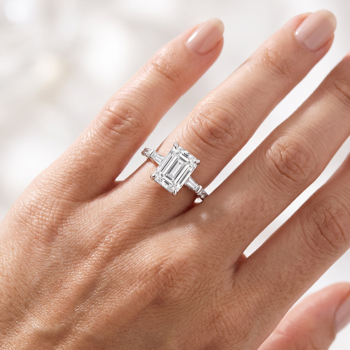 _lifestyle_image@SKU:R1113-LADE02000004W #metal_10k-white-gold+origin_lab-grown+quality_g-si