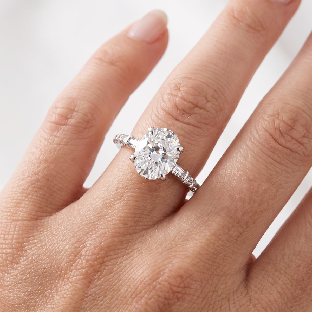 _lifestyle_image@SKU:R1113-LADO01000004W #metal_10k-white-gold+origin_lab-grown+quality_g-si