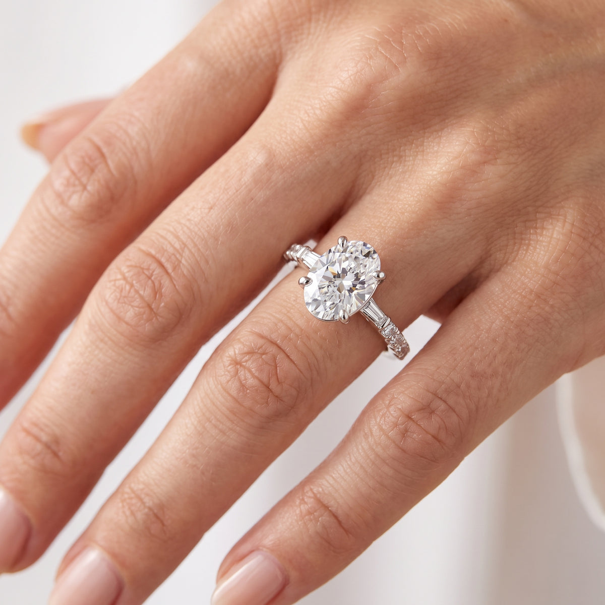 _lifestyle_image@SKU:R1113-NADO0200000PL #metal_platinum+origin_lab-grown+quality_ef-vs2+