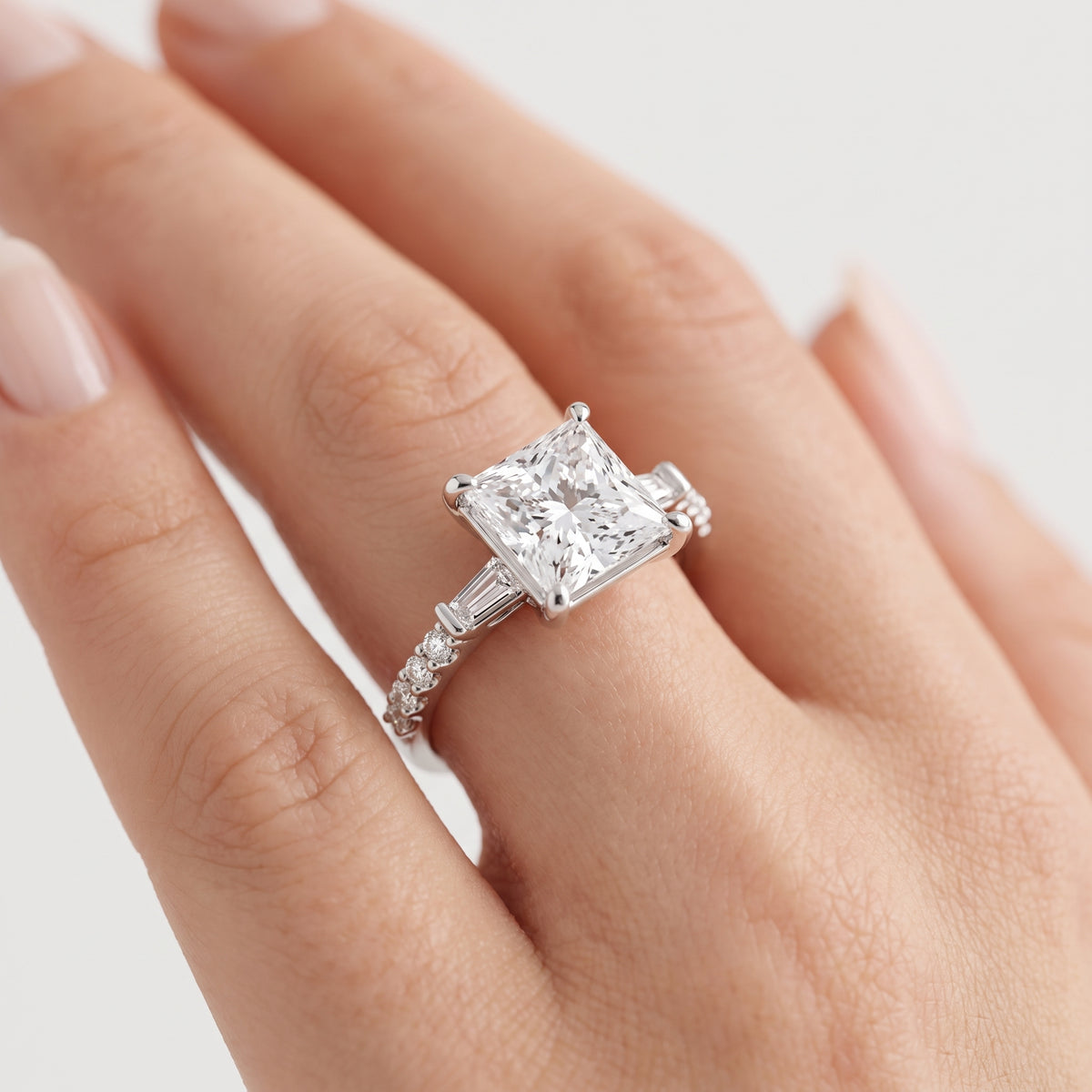 _lifestyle_image@SKU:R1113-LADP02000004W #metal_10k-white-gold+origin_lab-grown+quality_g-si