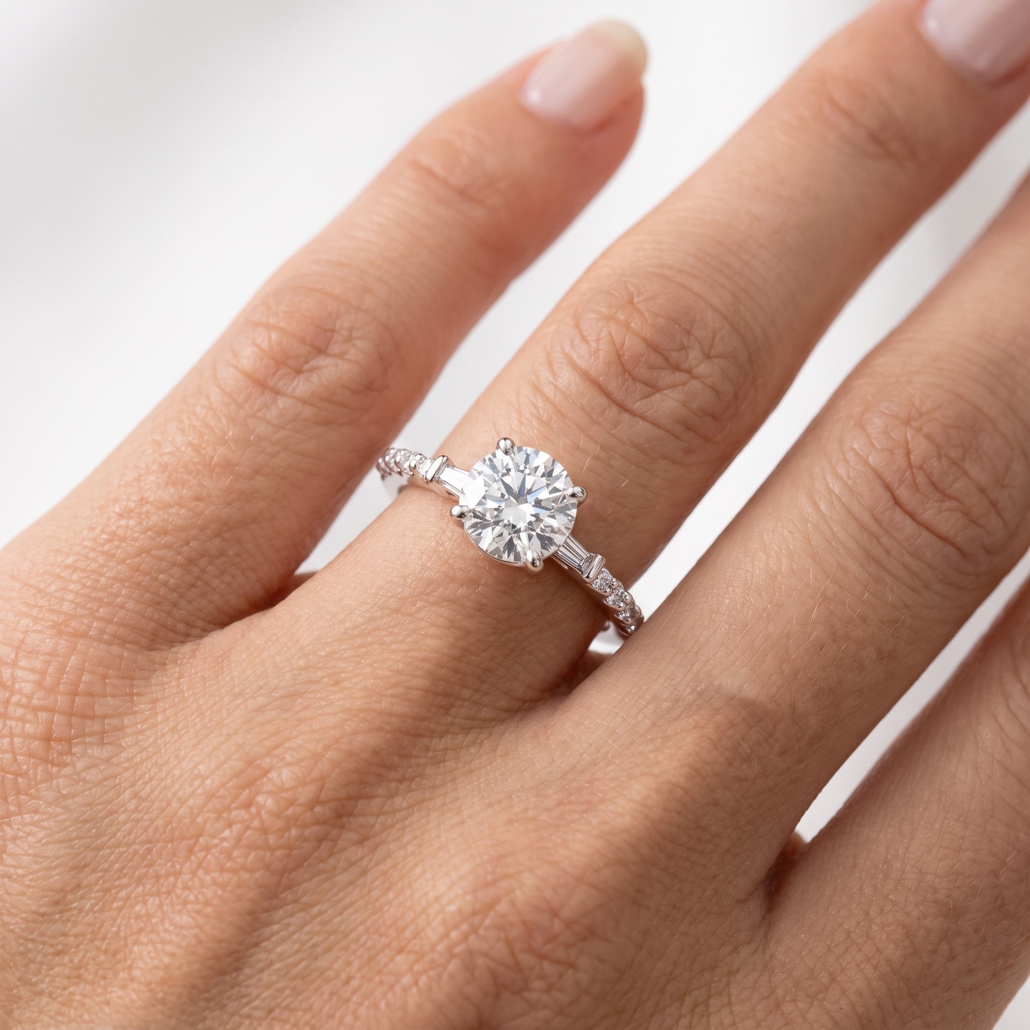 _lifestyle_image@SKU:R1113-LADR01000004W #metal_10k-white-gold+origin_lab-grown+quality_g-si