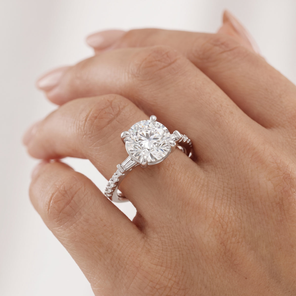 _lifestyle_image@SKU:R1113-LADR02000004W #metal_10k-white-gold+origin_lab-grown+quality_g-si