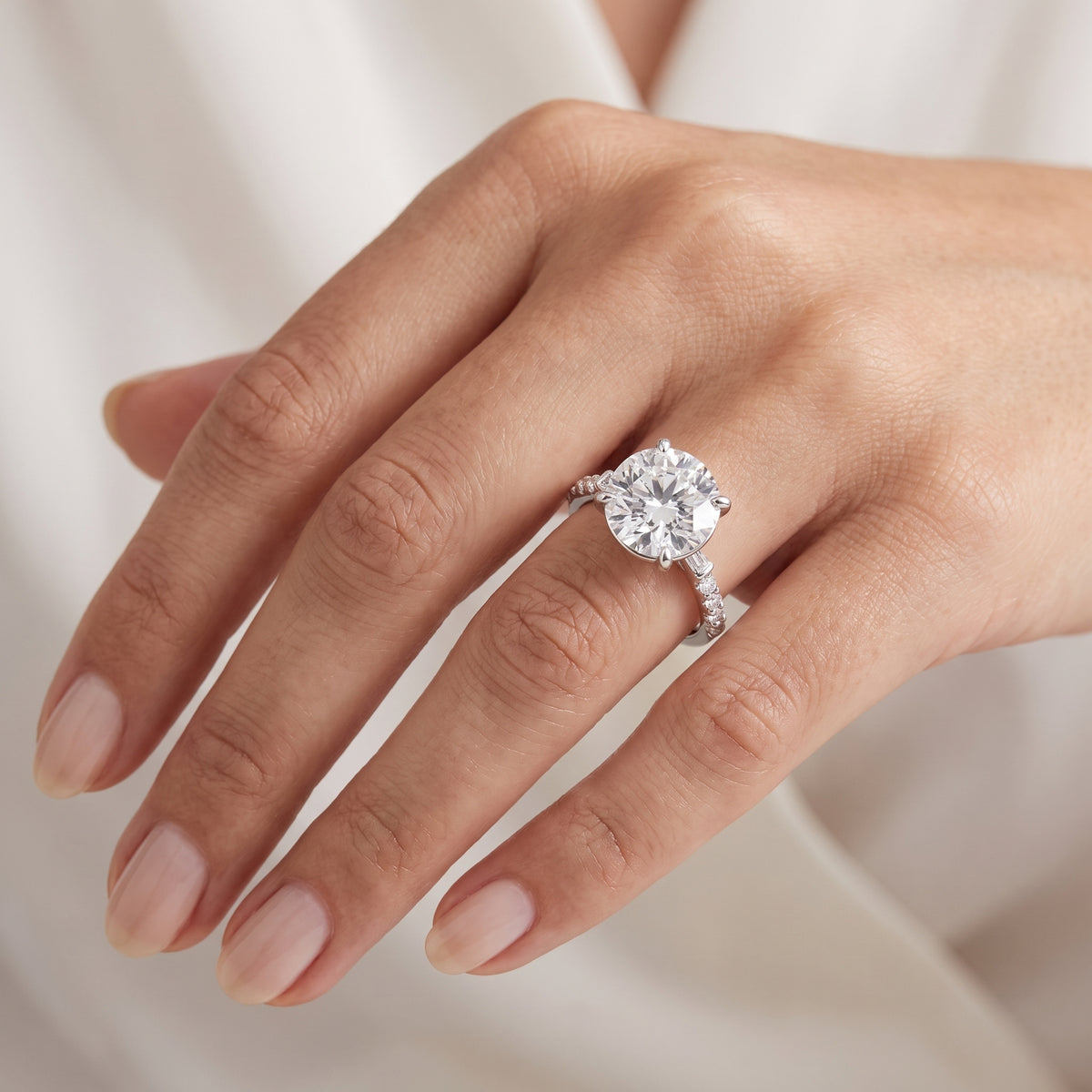 _lifestyle_image@SKU:R1113-LADR03000004W #metal_10k-white-gold+origin_lab-grown+quality_g-si