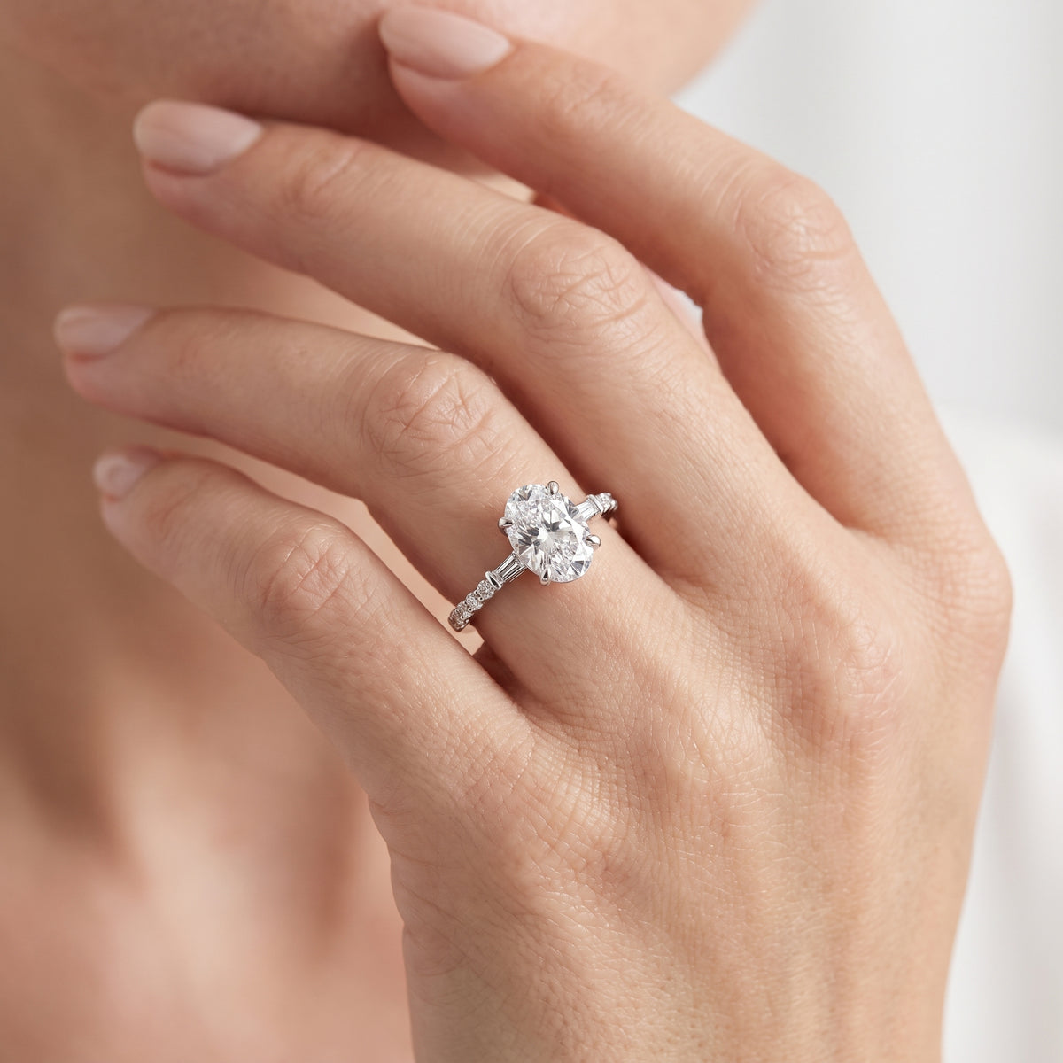 _lifestyle_image@SKU:R1113-NADO01000004W #metal_14k-white-gold+origin_lab-grown+quality_ef-vs2+