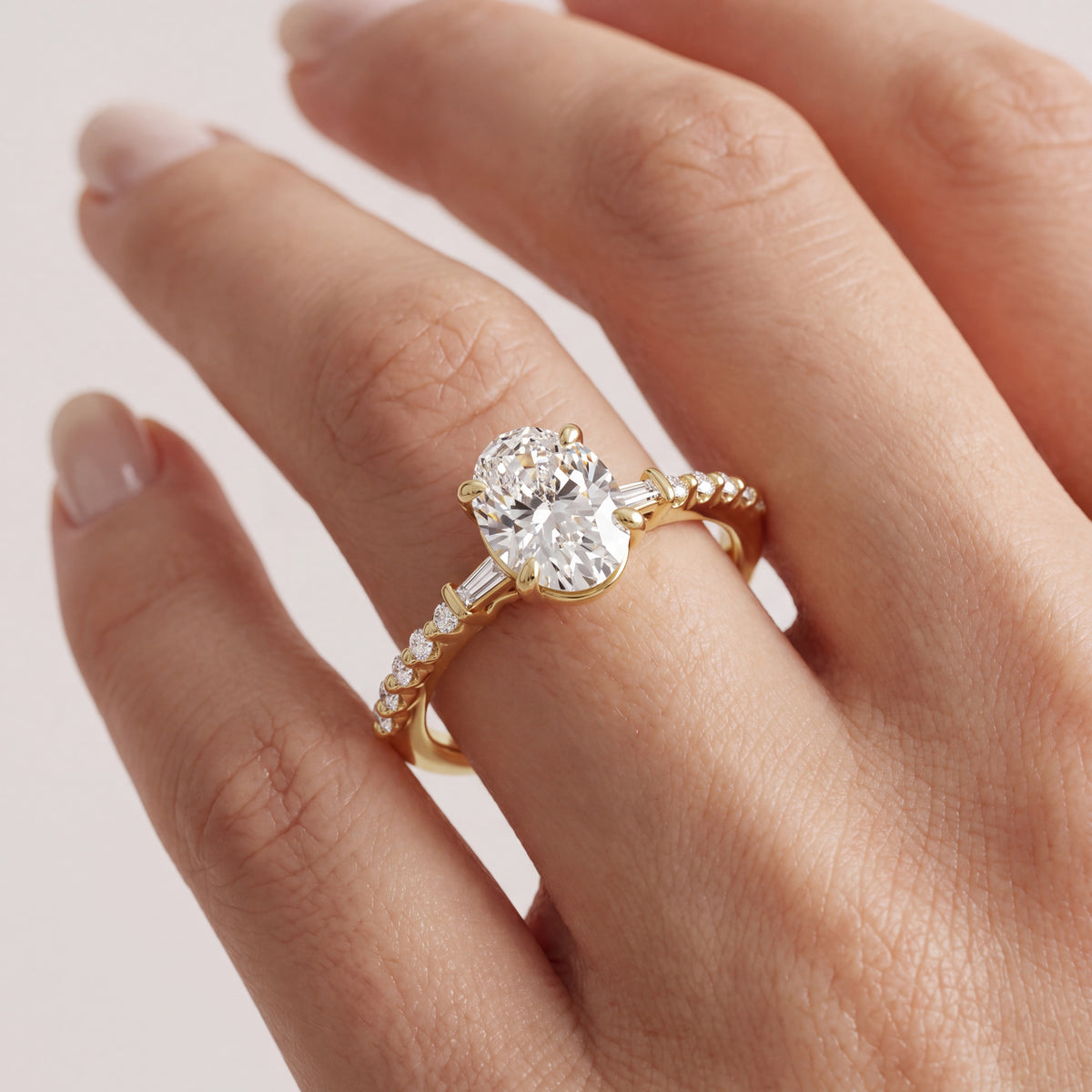_lifestyle_image@SKU:R1113-NADO01000004Y #metal_14k-yellow-gold+origin_lab-grown+quality_ef-vs2+