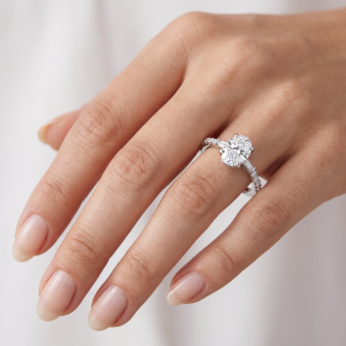 _lifestyle_image@SKU:R1113-NADO0100000PL #metal_platinum+origin_lab-grown+quality_ef-vs2+