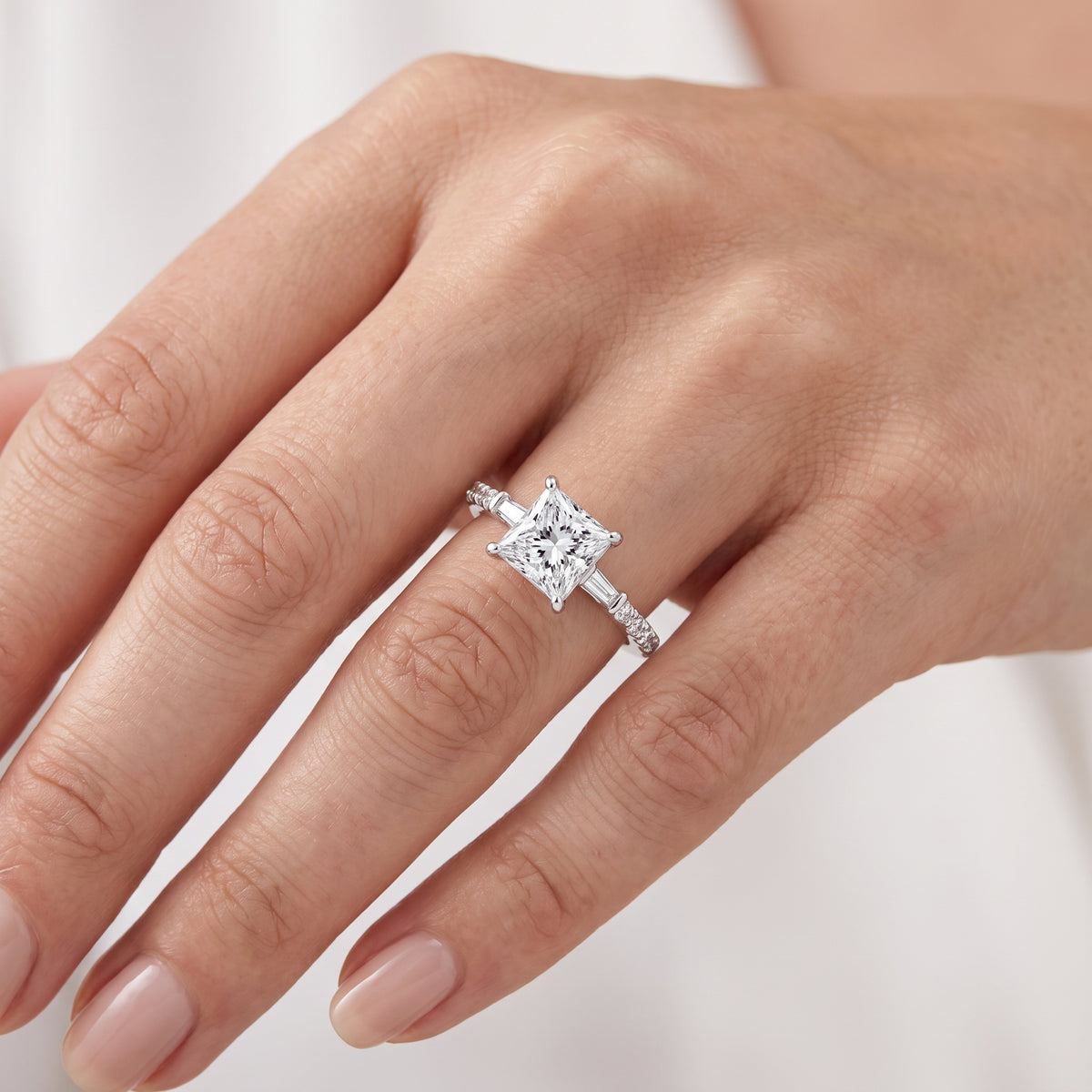 _lifestyle_image@SKU:R1113-NADP01000004W #metal_14k-white-gold+origin_lab-grown+quality_ef-vs2+