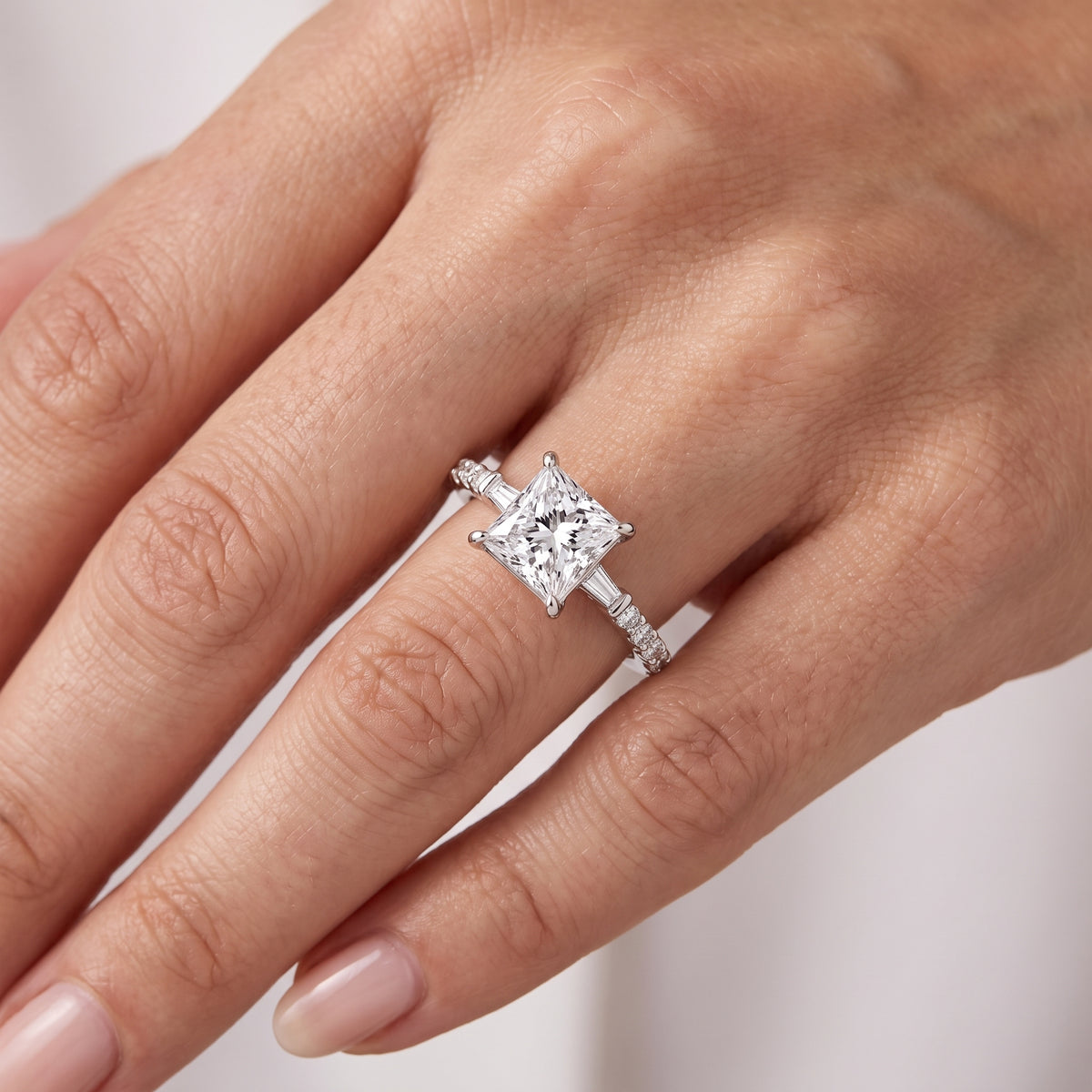 _lifestyle_image@SKU:R1113-NADP0100000PL #metal_platinum+origin_lab-grown+quality_ef-vs2+
