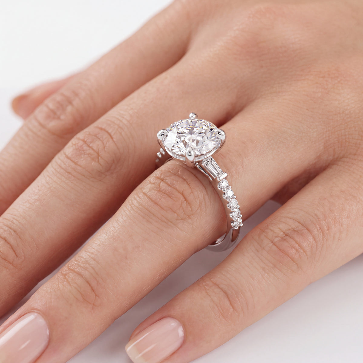 _lifestyle_image@SKU:R1113-NADR02000004W #metal_14k-white-gold+origin_lab-grown+quality_ef-vs2+