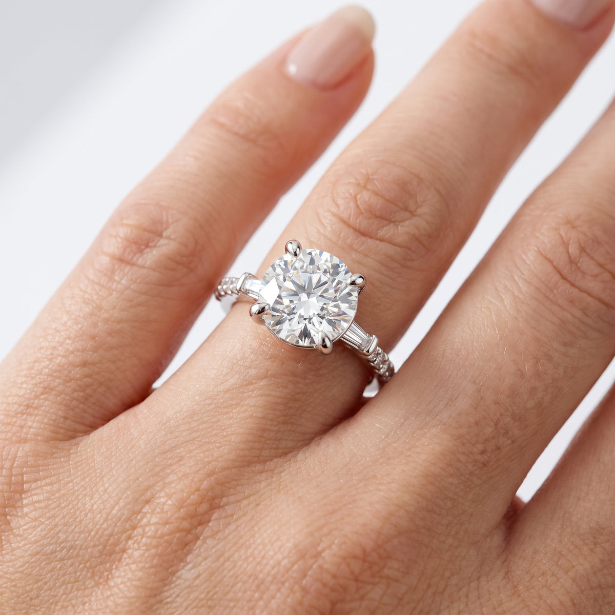 _lifestyle_image@SKU:R1113-NADR0200000PL #metal_platinum+origin_lab-grown+quality_ef-vs2+