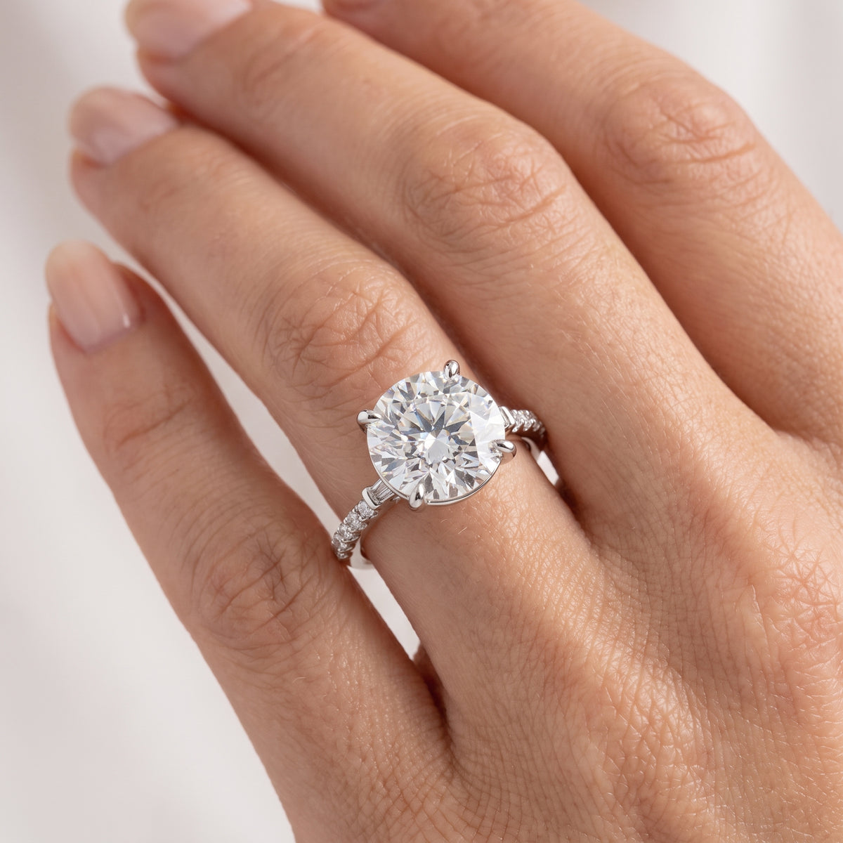 _lifestyle_image@SKU:R1113-NADR03000004W #metal_14k-white-gold+origin_lab-grown+quality_ef-vs2+