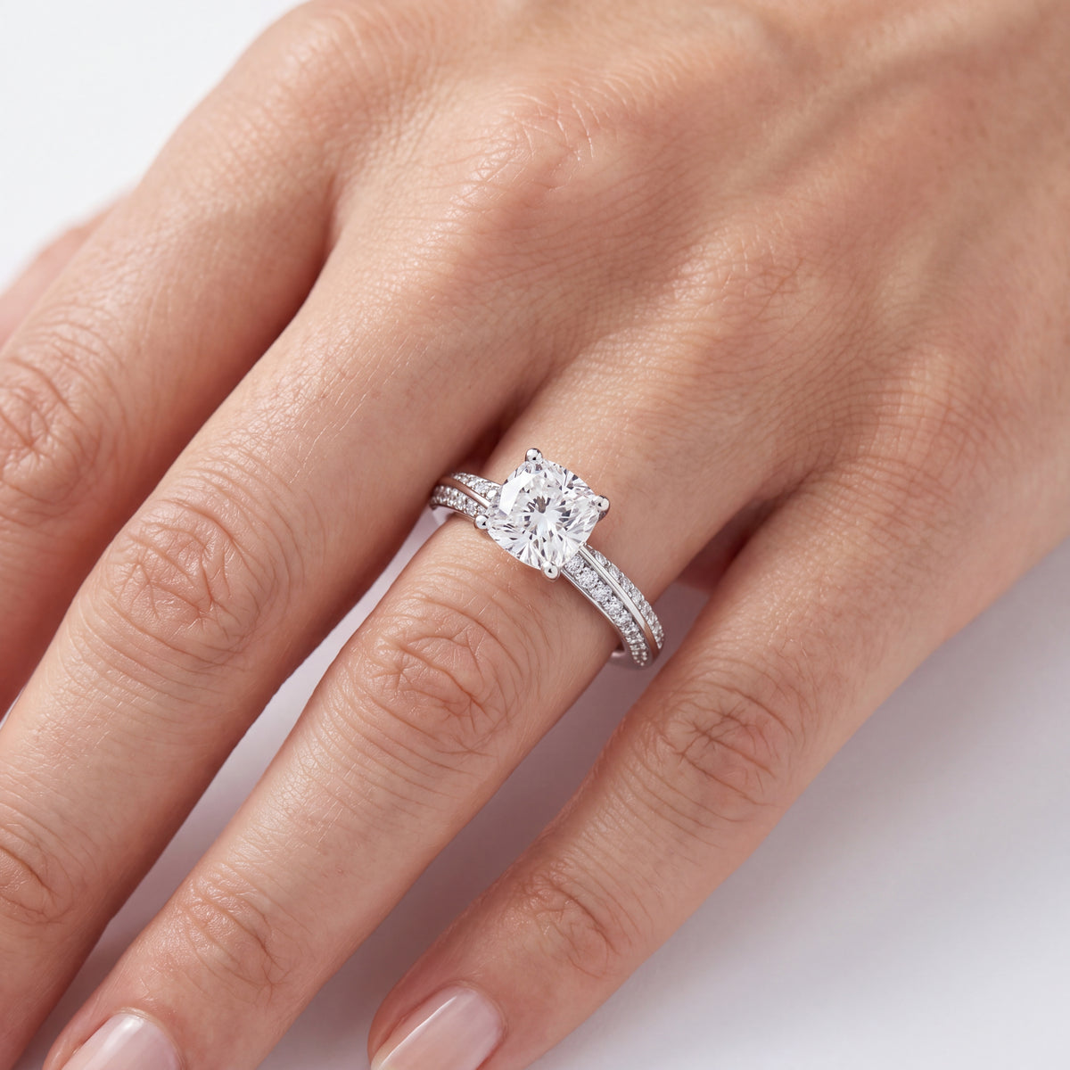 _lifestyle_image@SKU:R1114-LADC01000004W #metal_10k-white-gold+origin_lab-grown+diamond-quality_g-si+