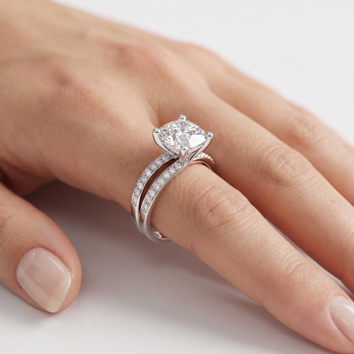 _lifestyle_image@SKU:R1114-LADC02000004W #metal_10k-white-gold+origin_lab-grown+diamond-quality_g-si+