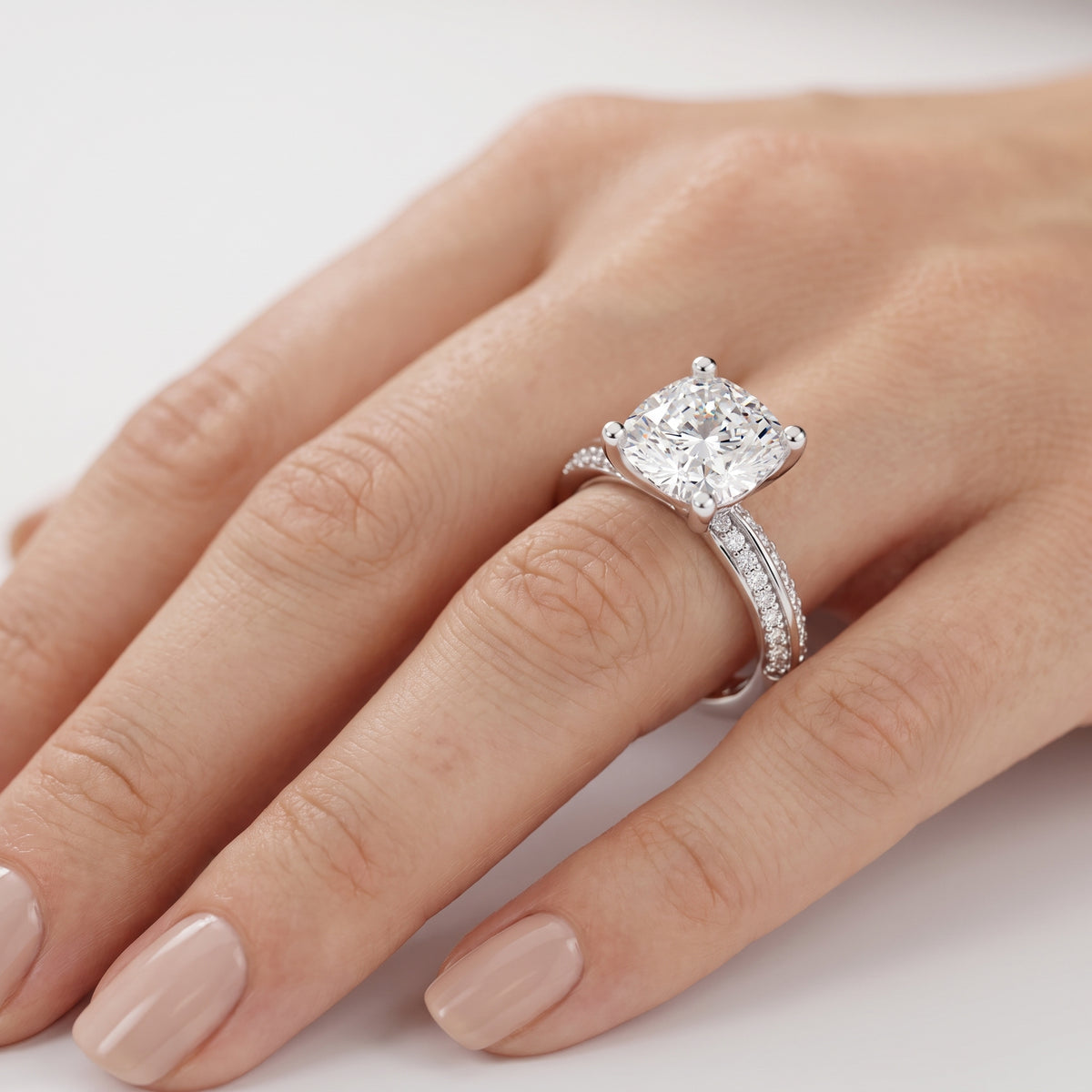 _lifestyle_image@SKU:R1114-LADC03000004W #metal_10k-white-gold+origin_lab-grown+diamond-quality_g-si+