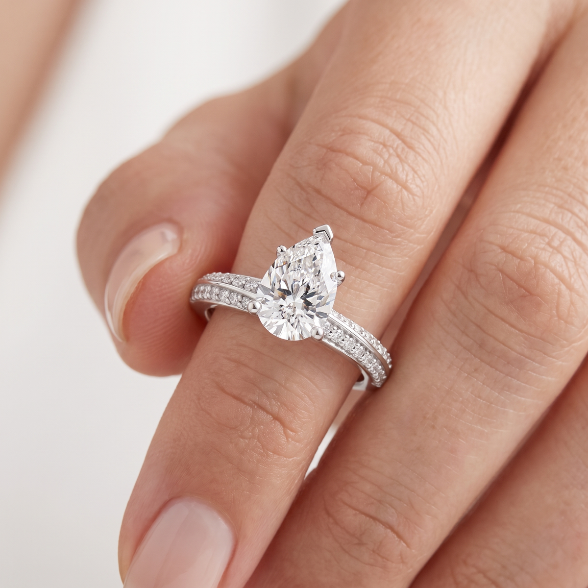_lifestyle_image@SKU:R1114-LADD01000004W #metal_10k-white-gold+origin_lab-grown+diamond-quality_g-si+