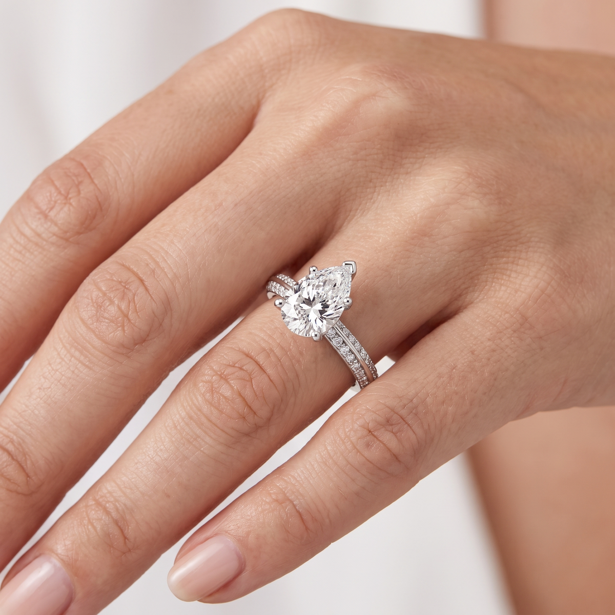 _lifestyle_image@SKU:R1114-NADD0100000PL #metal_platinum+origin_lab-grown+quality_ef-vs2+