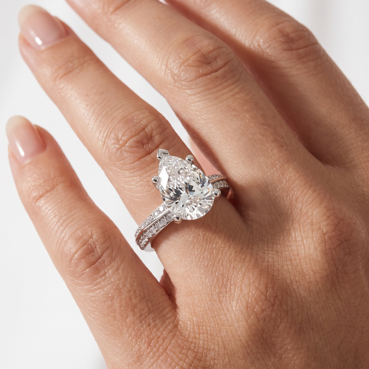 _lifestyle_image@SKU:R1114-LADD02000004W #metal_10k-white-gold+origin_lab-grown+diamond-quality_g-si+