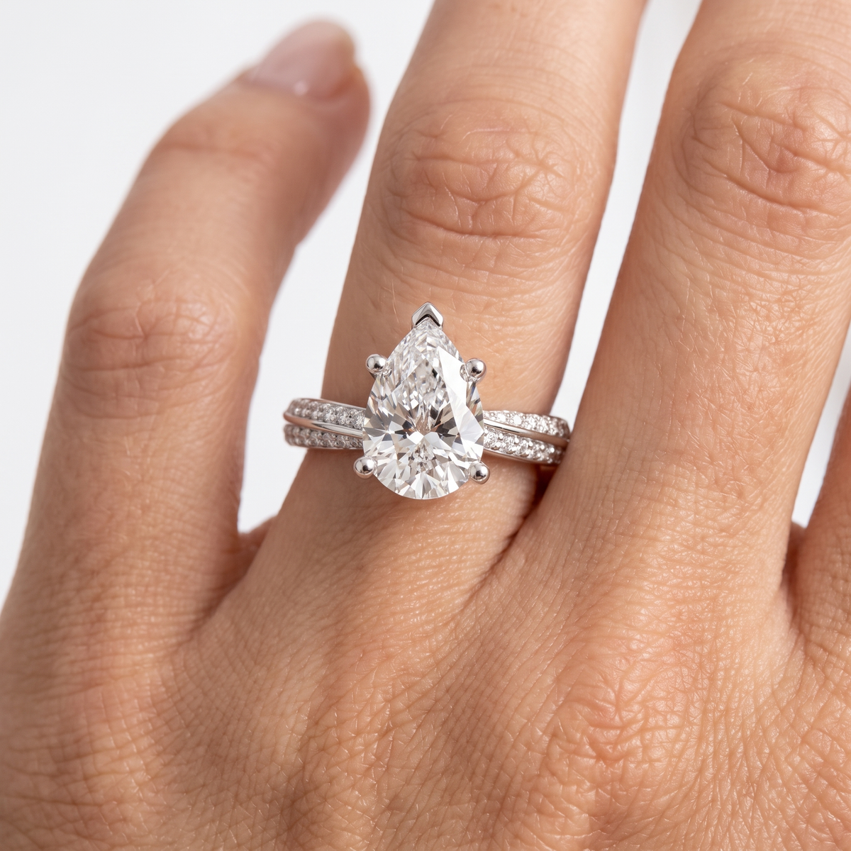 _lifestyle_image@SKU:R1114-LADD03000004W #metal_10k-white-gold+origin_lab-grown+diamond-quality_g-si+