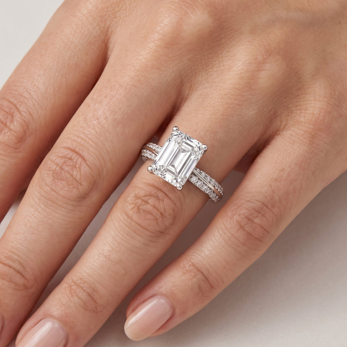 _lifestyle_image@SKU:R1114-LADE03000004W #metal_10k-white-gold+origin_lab-grown+diamond-quality_g-si+