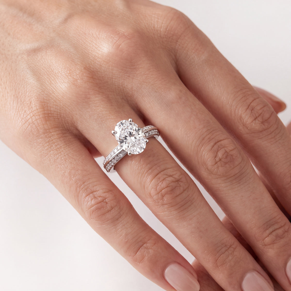 _lifestyle_image@SKU:R1114-LADO01000004W #diamond-quality_g-si+metal_10k-white-gold+origin_lab-grown+