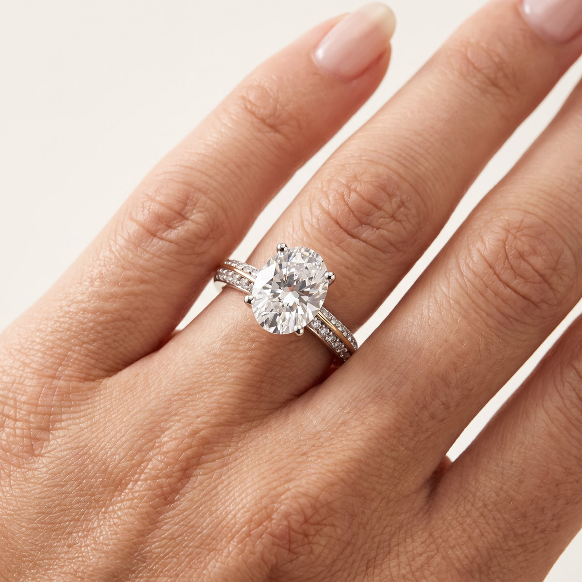_lifestyle_image@SKU:R1114-LADO02000004W #diamond-quality_g-si+metal_10k-white-gold+origin_lab-grown+
