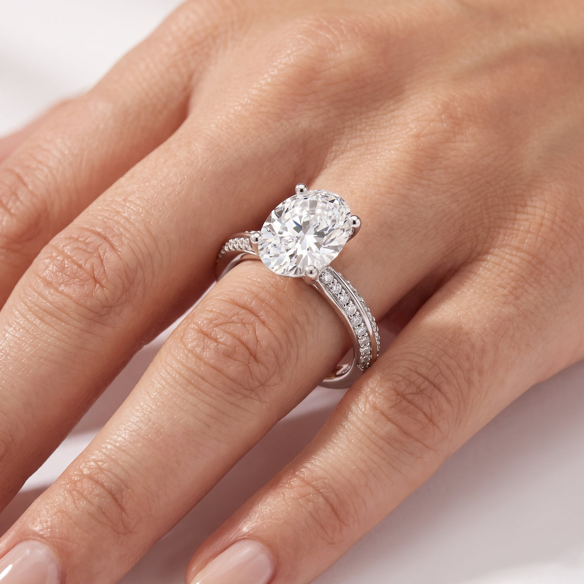 _lifestyle_image@SKU:R1114-LADO03000004W #diamond-quality_g-si+metal_10k-white-gold+origin_lab-grown+