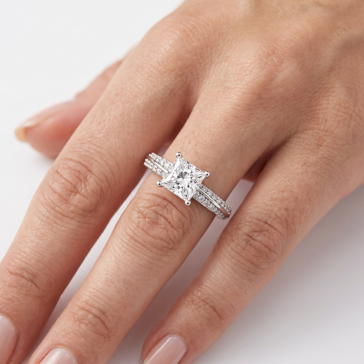 _lifestyle_image@SKU:R1114-LADP01000004W #metal_10k-white-gold+origin_lab-grown+diamond-quality_g-si+