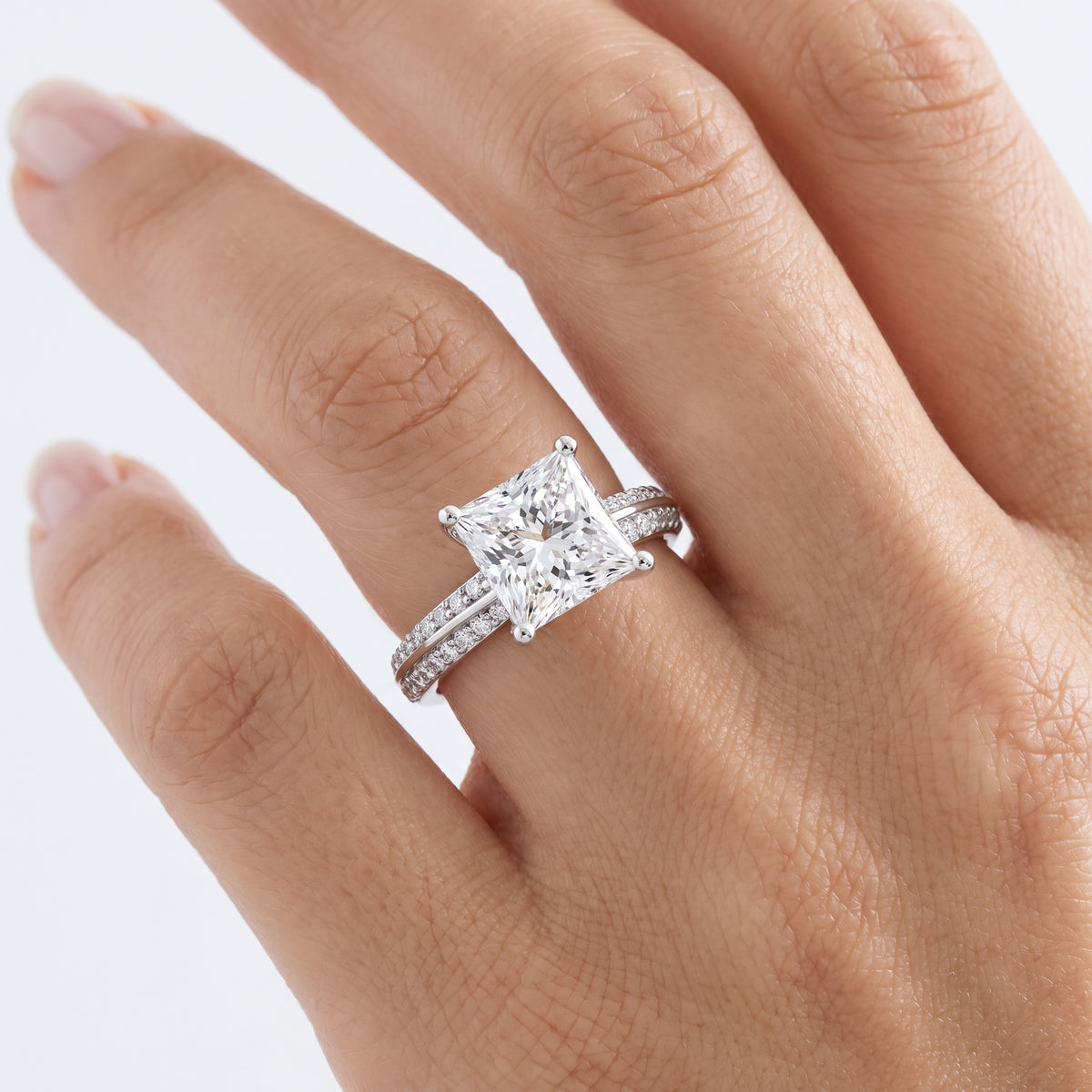 _lifestyle_image@SKU:R1114-LADP02000004W #metal_10k-white-gold+origin_lab-grown+diamond-quality_g-si+