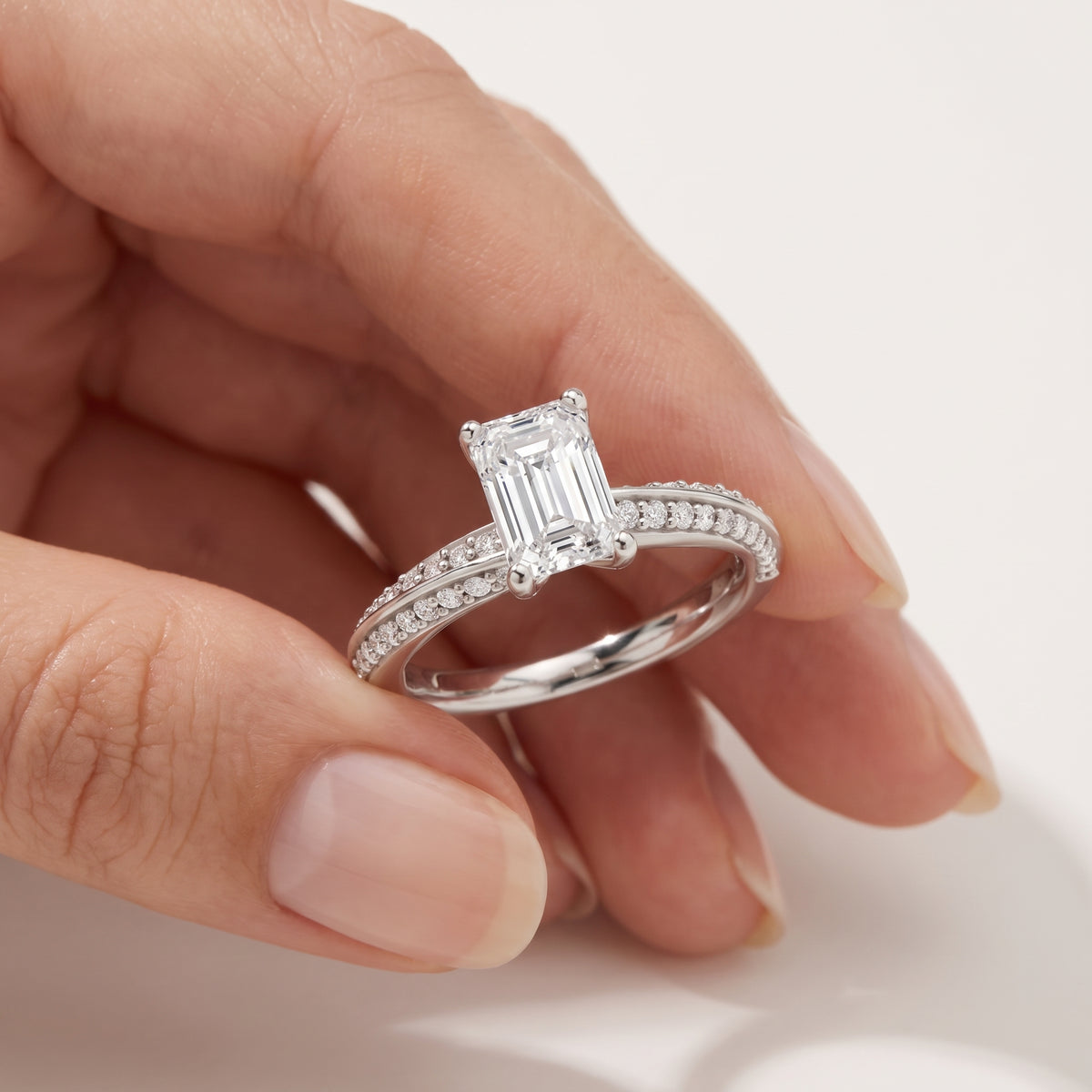_lifestyle_image@SKU:R1114-NADE01000004W #metal_14k-white-gold+origin_lab-grown+quality_ef-vs2+